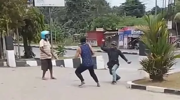Viral! Diduga Tak Mau Antre BBM, Pria Mengamuk Sambil Acungkan Sajam di SPBU Kendari