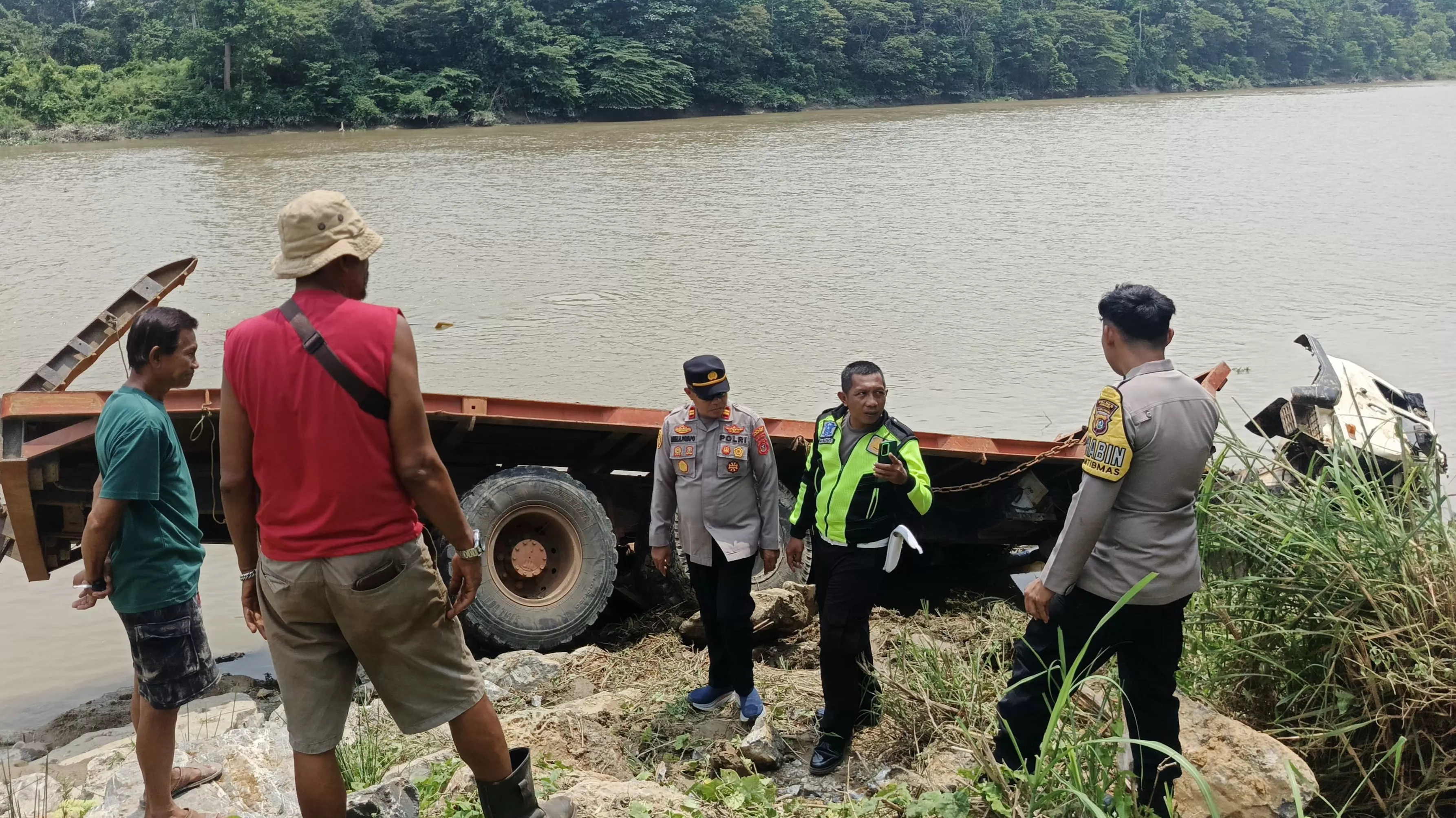 Rem Blong di Jalan Menurun, Truk Tronton Ekskavator Terjun ke Sungai Konawe