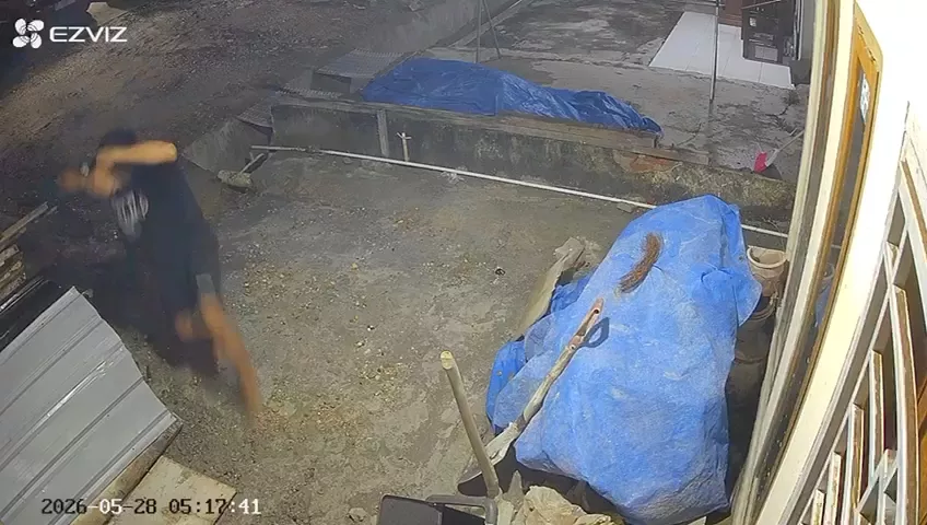 Terekam CCTV, Pria di Kendari Diduga Curi Gerobak Dorong Milik Warga