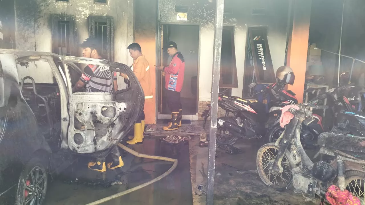 Satu Mobil dan Lima Motor Ludes dalam Kebakaran Rumah di BTN Puri Mahaga Kendari