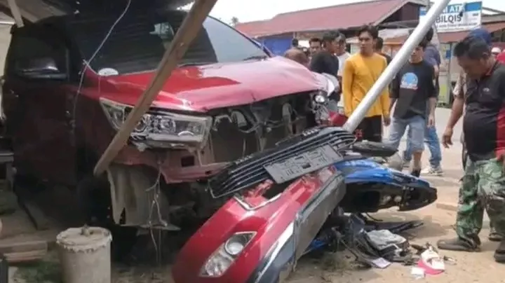 Toyota Innova Tabrak Dua Motor di Konawe Utara, Pengendara Dilarikan ke Puskesmas