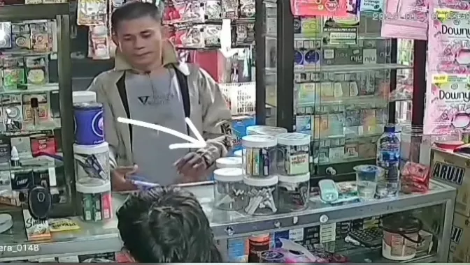Terekam CCTV, Pria Tak Dikenal Pura-pura Top Up lalu Curi Rokok di Kios Sembako Kendari