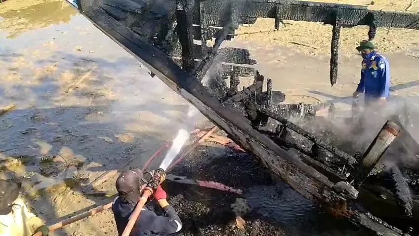 Kapal Ikan Terbakar di Anggoeya Kendari, Damkarmat Bergerak Cepat