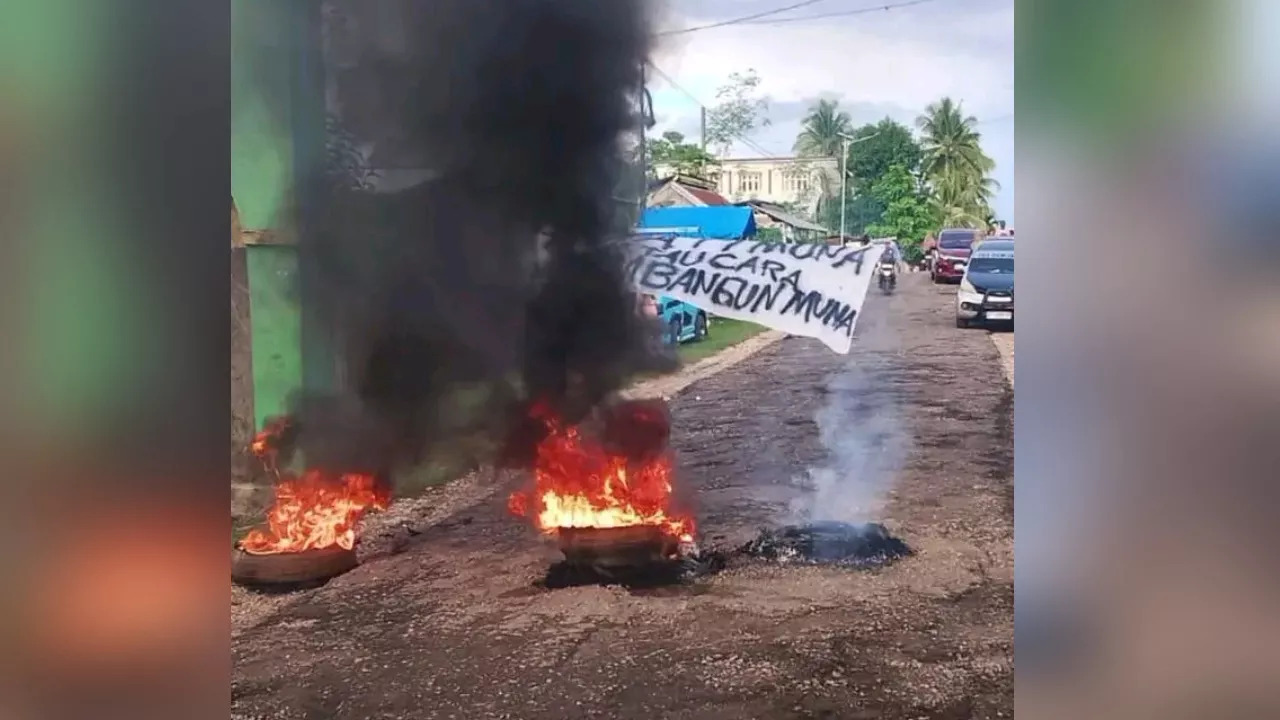 Jalan Rusak Tak Kunjung Diperbaiki, Warga Lohia Blokade Akses Wisata di Muna