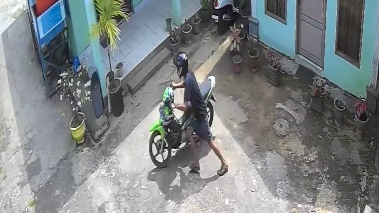 Terekam CCTV, Pria Tak Dikenal Kepergok Hendak Gasak Motor di Halaman Sekolah di Kendari