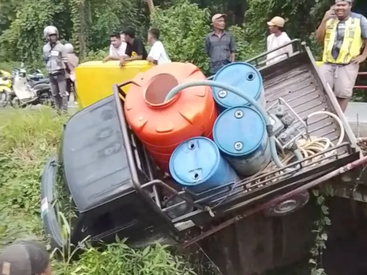 Mobil Pikap Bermuatan Tondon Air Hilang Kendali di Muna, Pengemudi Dilarikan ke RS