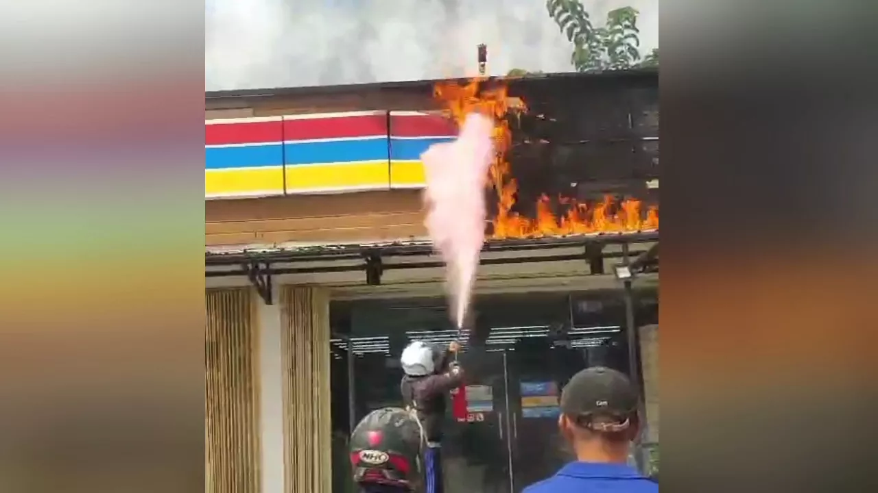 BDiduga Korsleting Listrik, Indomaret di Baruga Kendari Terbakar