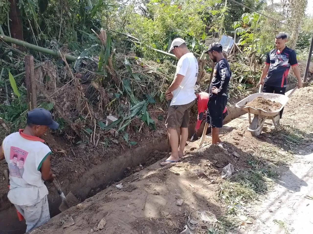 Kelurahan Padaleu Kendari Gelar Kerja Bakti Rutin, Fokus Bersihkan Lingkungan dan Drainase