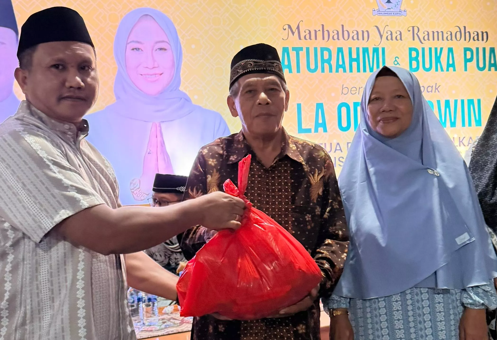 DPD Golkar Sultra Salurkan 600 Paket Sembako ke Warga Pondambea Kendari di Momentum Ramadan