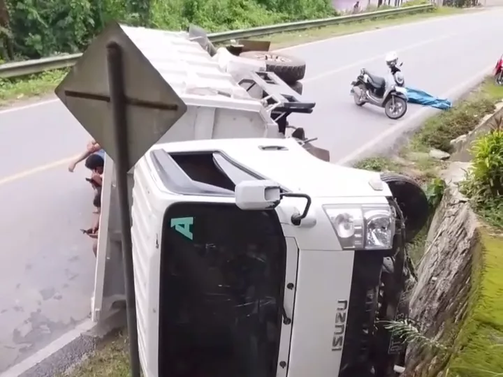 Dump Truk Terbalik di Besulutu Konawe, Dua Orang Luka Ringan