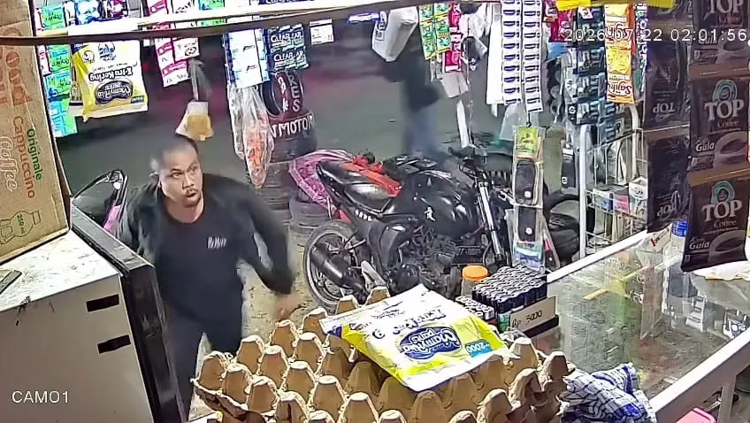 Viral! Sekelompok Pria Diduga Mengamuk dan Rusak Kios di Kendari Pakai Parang