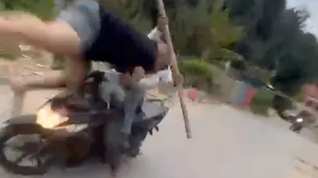 Aksi Terekam Video, Pria di Kendari Diduga Diserang Dua Pemuda dengan Cara Ditabrak Motor