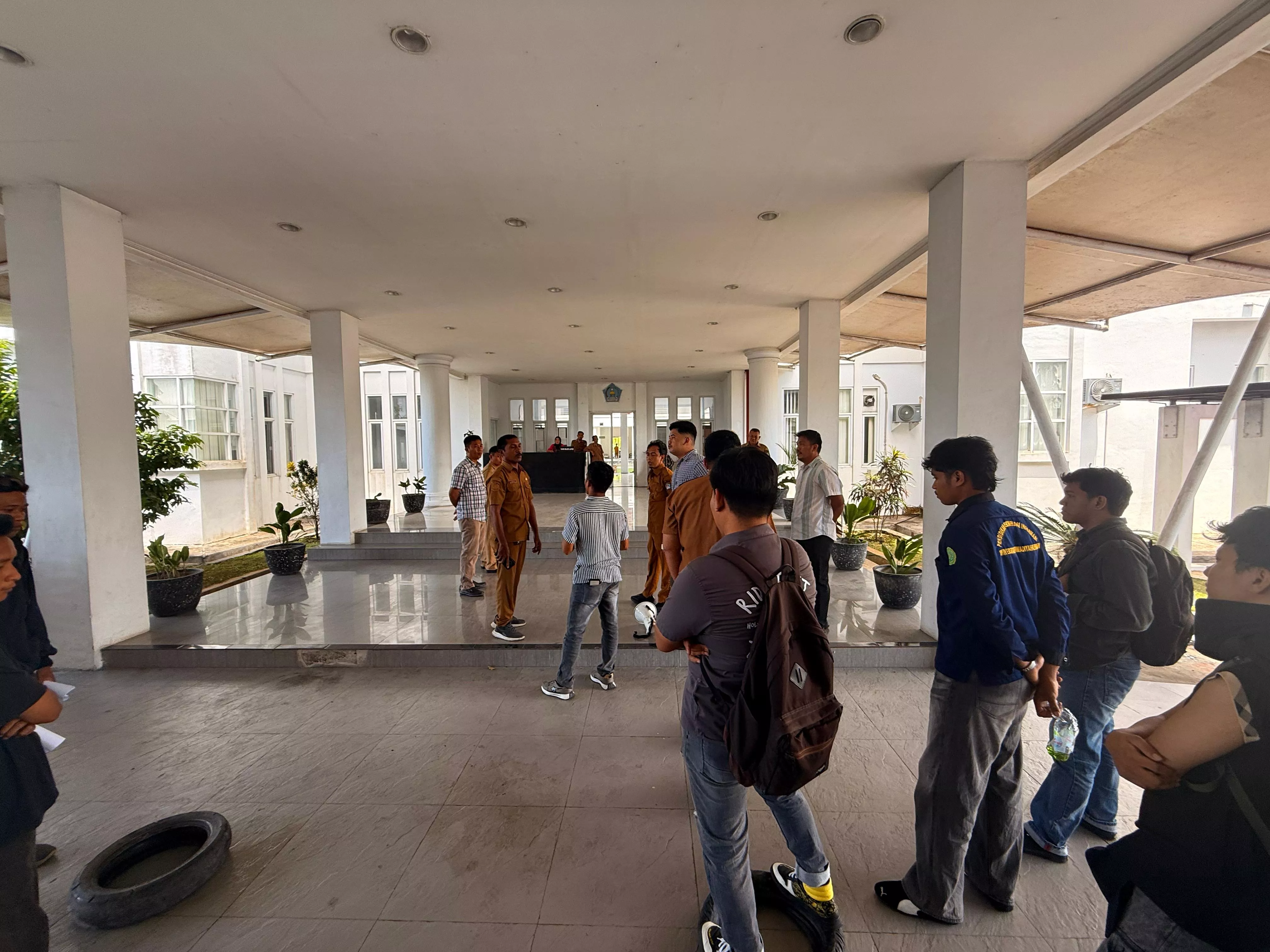 Demo di DPRD Kendari, Desak Usut Dugaan Pelanggaran GSB Coffee Shop di Jalan Sao-Sao