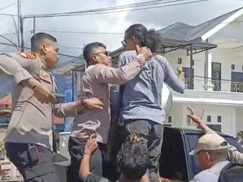 Aksi Tuntut Perbaikan Jalan di Bombana Ricuh, Kapolres Diduga Tarik Orator dari Mobil