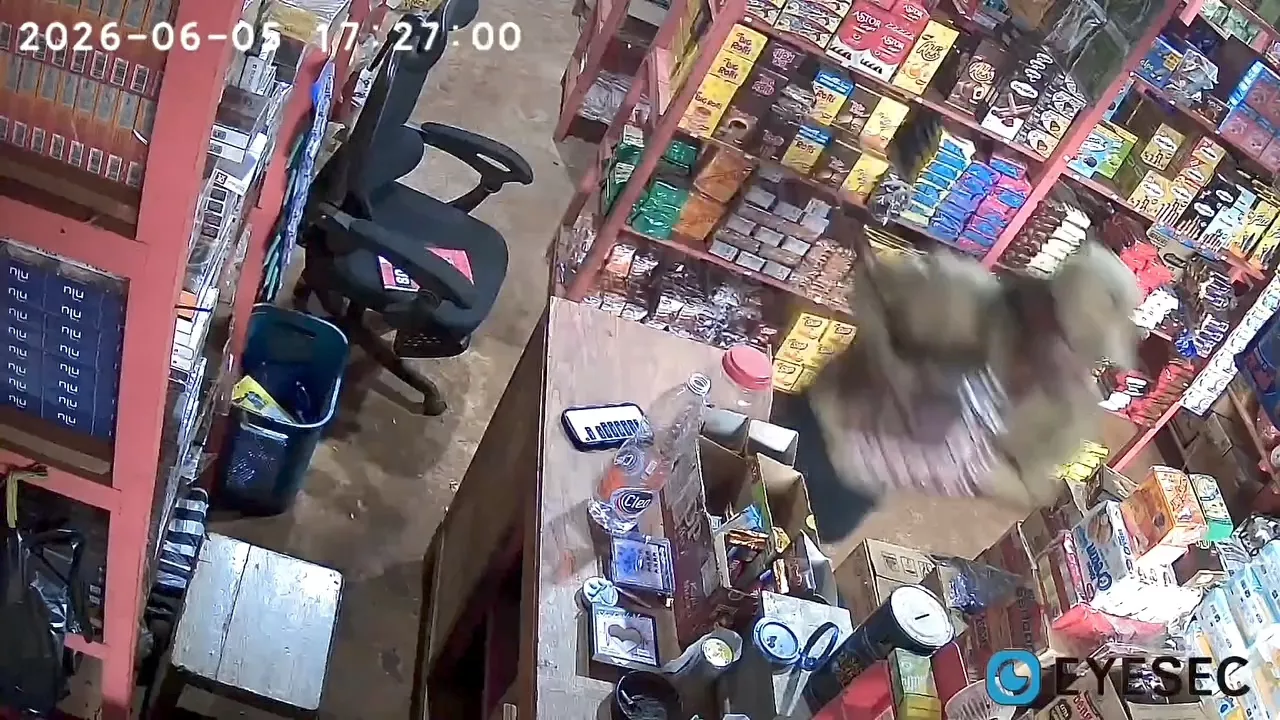 Terekam CCTV, Pria Bermodus Pembeli Diduga Curi 4 Slop Rokok di Kolaka