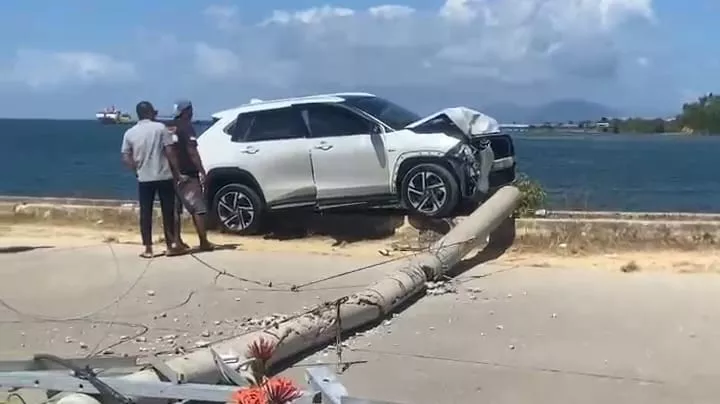 Mobil Toyota Yaris Hantam Tiang Listrik di Kendari, Penumpang Anak Alami Luka Robek di Dahi