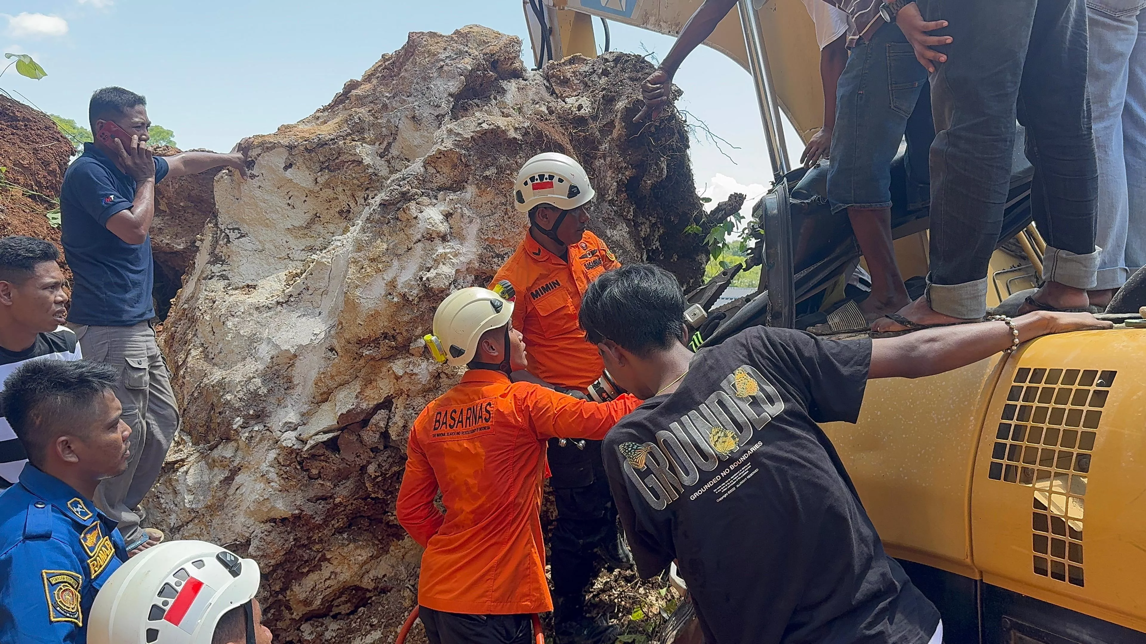 Pekerja Tewas Terjepit Excavator Tertimpa Batu di Baubau