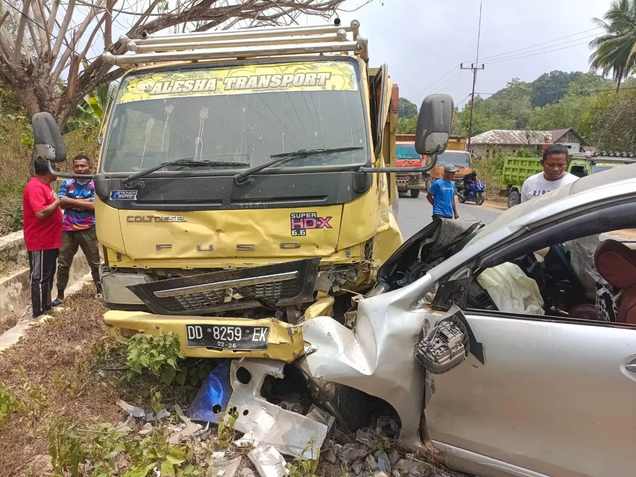 Diduga Hendak Menyalip, Truk Tabrak Avanza di Lapuko Konsel, Kerugian Rp30 Juta