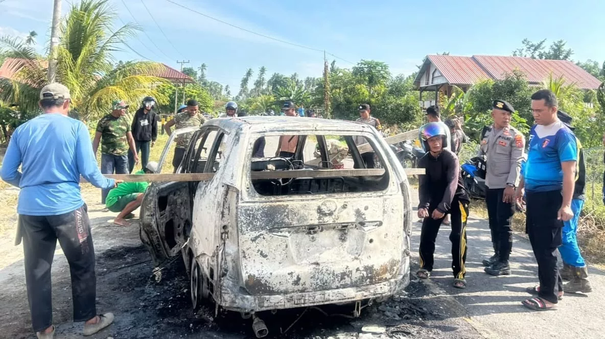 Detik-detik Mobil Terbakar hingga Hangus di Buton Utara, Warga Berjibaku Padamkan Api