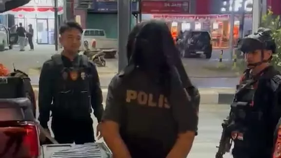 Pria Berkaos “POLISI” Ancam Ojol Pakai Pisau di Kendari, Sempat Melawan Saat Diamankan