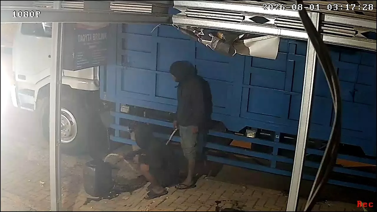 Terekam CCTV, Dua Pria Diduga Kuras Solar Mobil Ekspedisi yang Terparkir di Pomalaa Kolaka