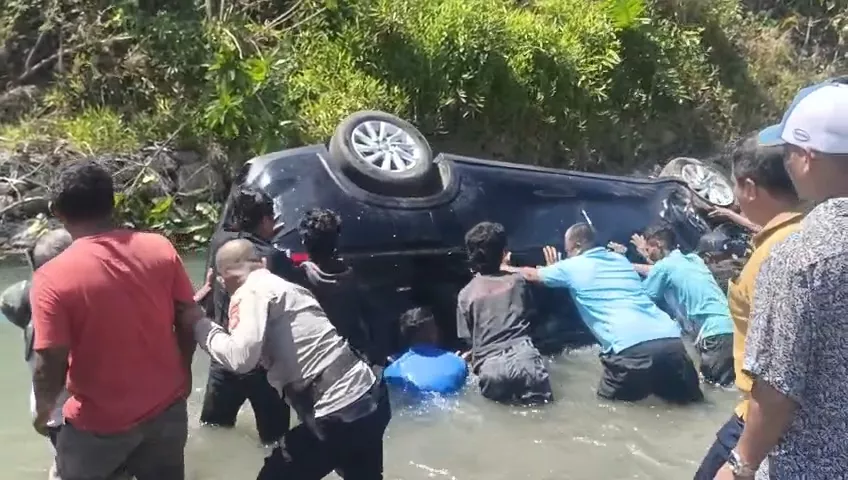 Bawa Rombongan ASN Bombana, Minibus Hilang Kendali hingga Terjun ke Sungai di Muna