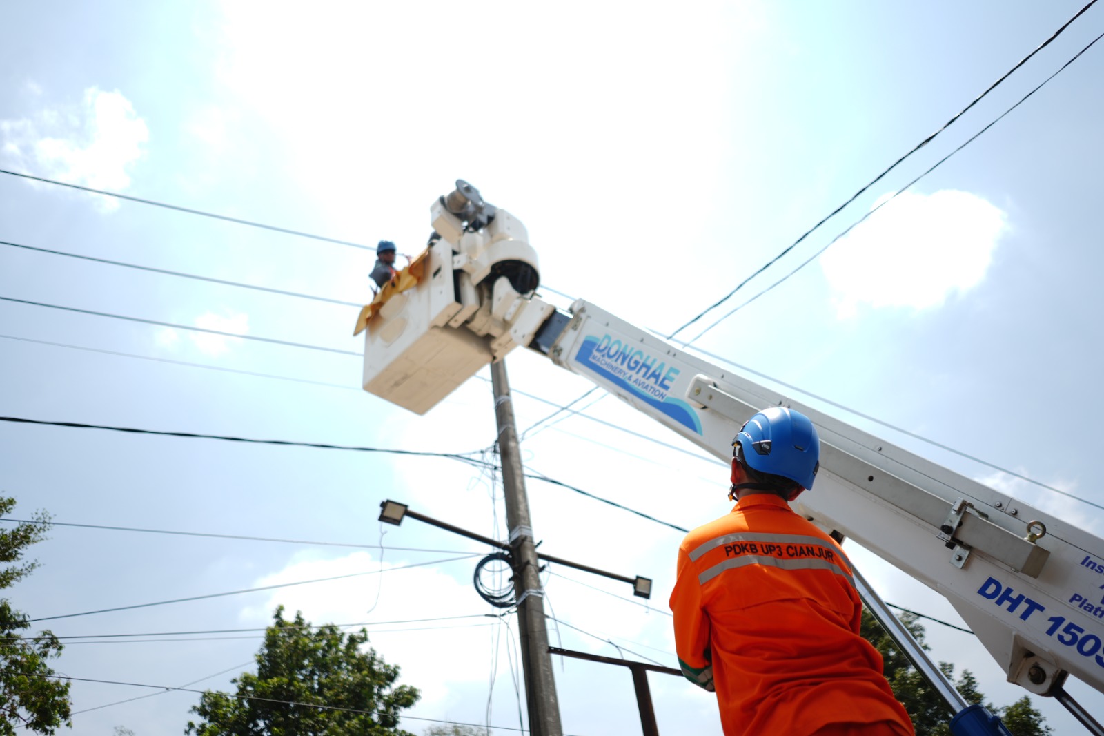 Libatkan 30 Tim dari Tiga Wilayah, PLN Rawat 304 Titik Jaringan Listrik di Kuningan Tanpa Pemadaman
