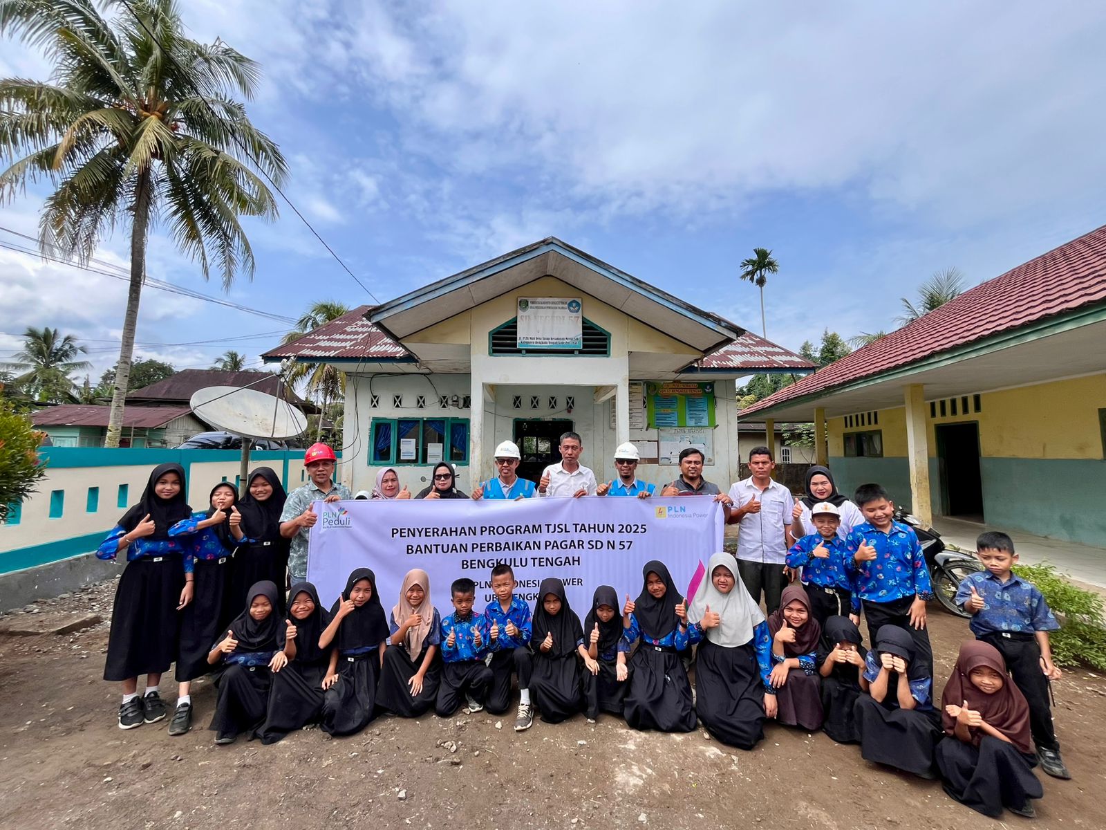 PLN SDN 57 Bengkulu Tengah Dapat Bantuan Pagar, Belajar Kini Jadi Lebih Tenang