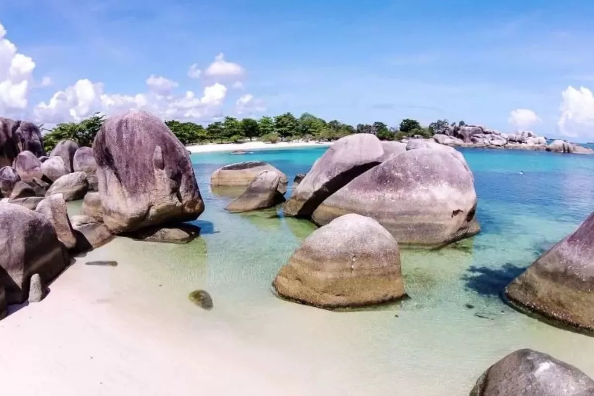 Menikmati Liburan Tenang di Pantai Sepi Bangka Belitung