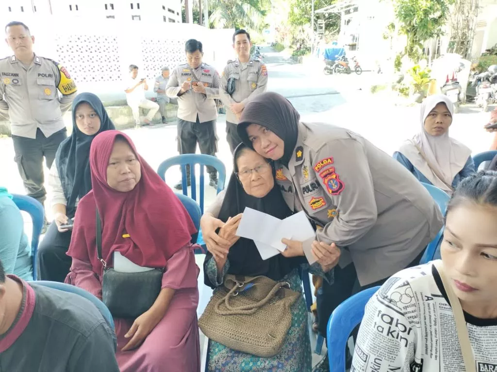 Polwan dan Bhayangkari Polda Kaltim Berbagi Santunan kepada Warga Balikpapan