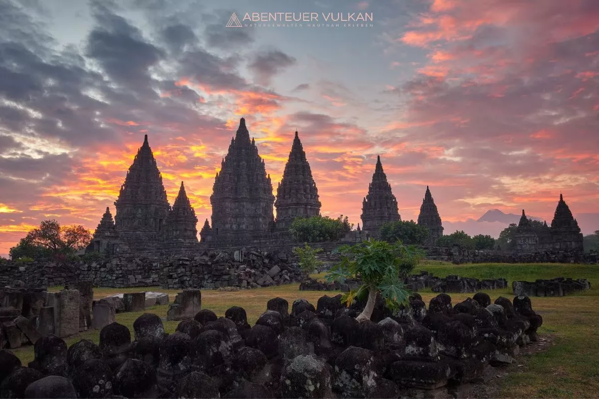 Menikmati Pesona Candi Prambanan Saat Senja di Yogyakarta