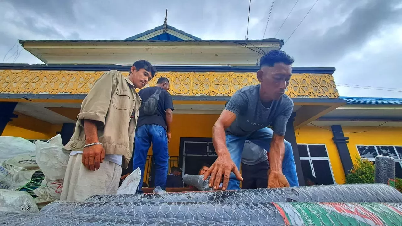Ribuan Benih Ikan dan Alat Tangkap Diserahkan, Roby Kurniawan Minta Bantuan Tak Diperjualbelikan