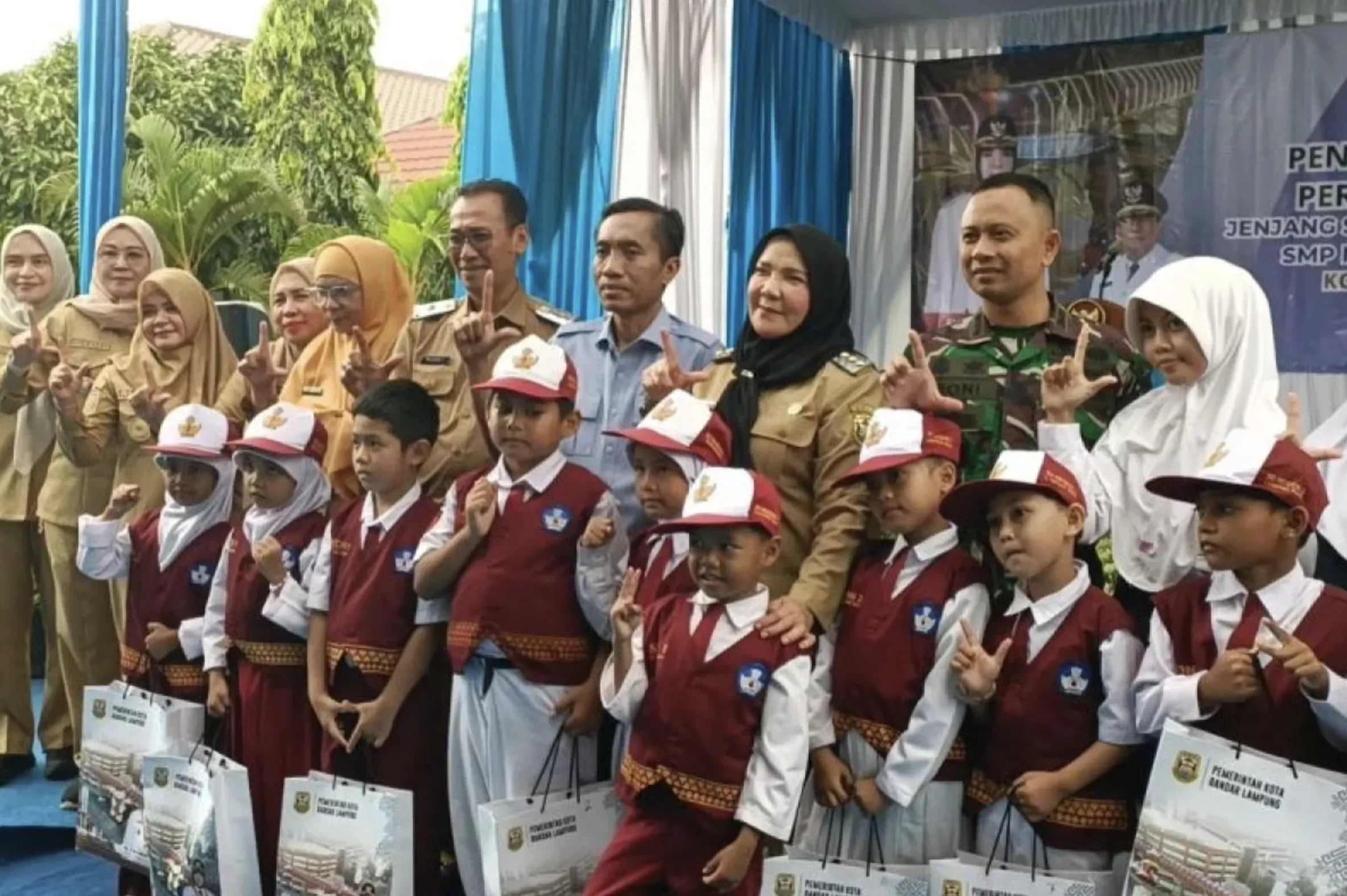 Pemkot Bandarlampung Salurkan Bantuan Perlengkapan Sekolah kepada 18 Ribu Siswa