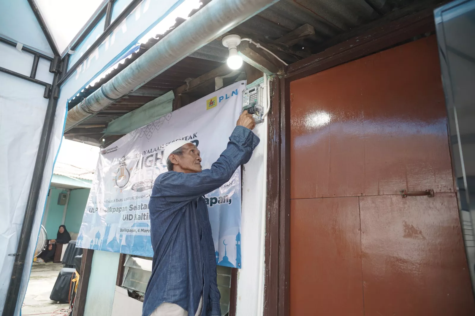 Tak Lagi Numpang Tetangga, Puluhan Warga Kaltim Dapat Sambungan Listrik Gratis PLN