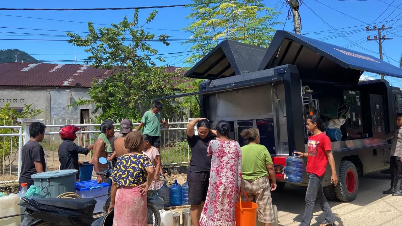 Brimob Polda Sumut Salurkan Air Bersih ke Desa Sibuluan Nauli Tapanuli Tengah Pascabencana