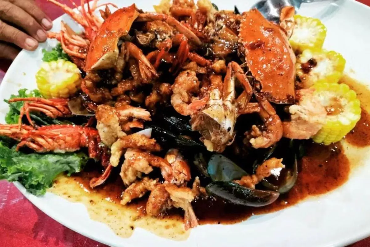 Ikan Segar dan Bumbu Mandar Jadi Andalan Restoran Seafood Mamuju