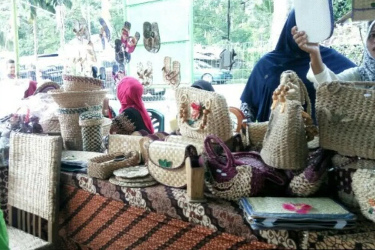 Dekranasda Nagan Raya Belajar Kerajinan ke Sentra IKM Aceh Besar