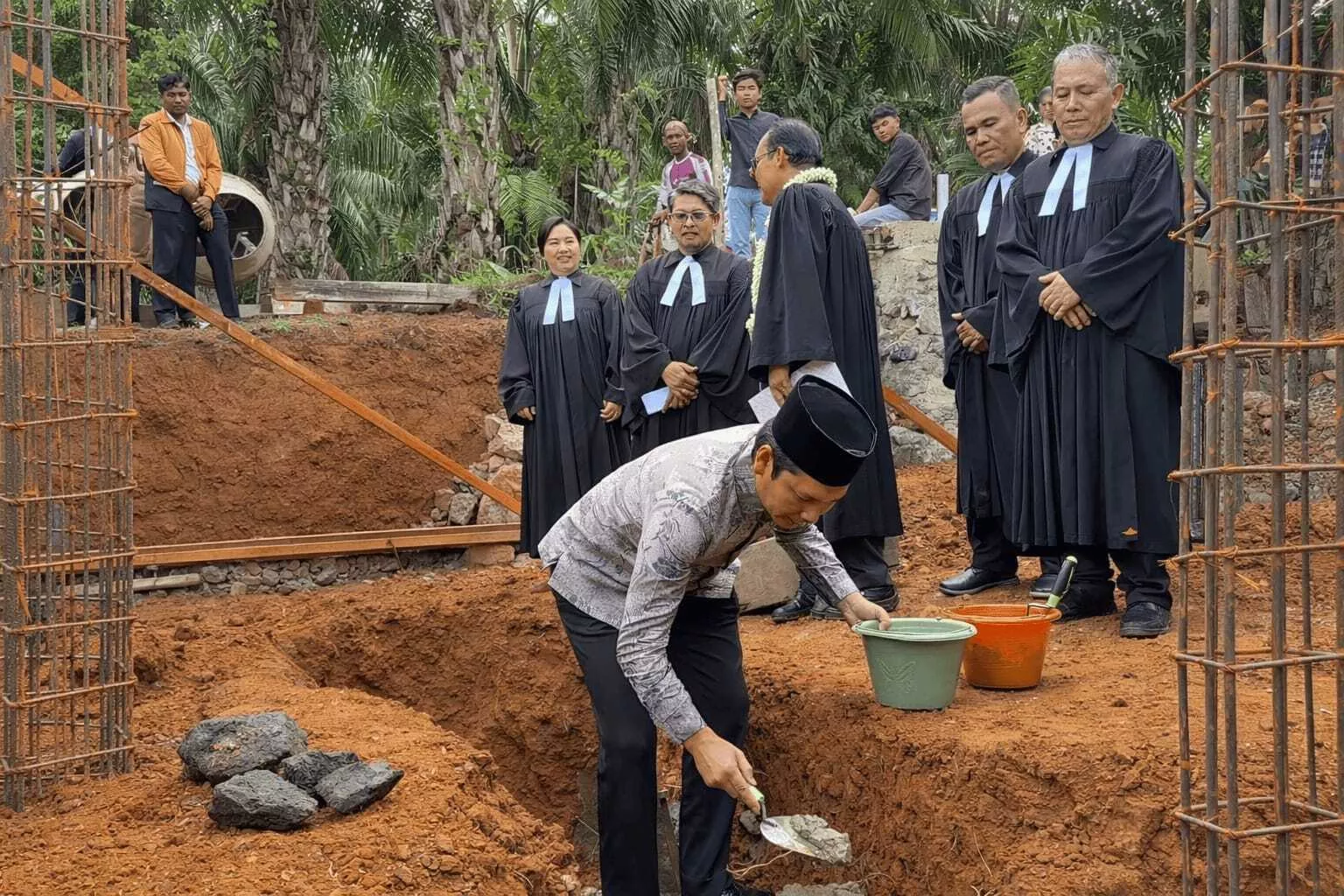 Peletakan Batu Pertama GKPS di Seluma, Simbol Kerukunan Umat Beragama