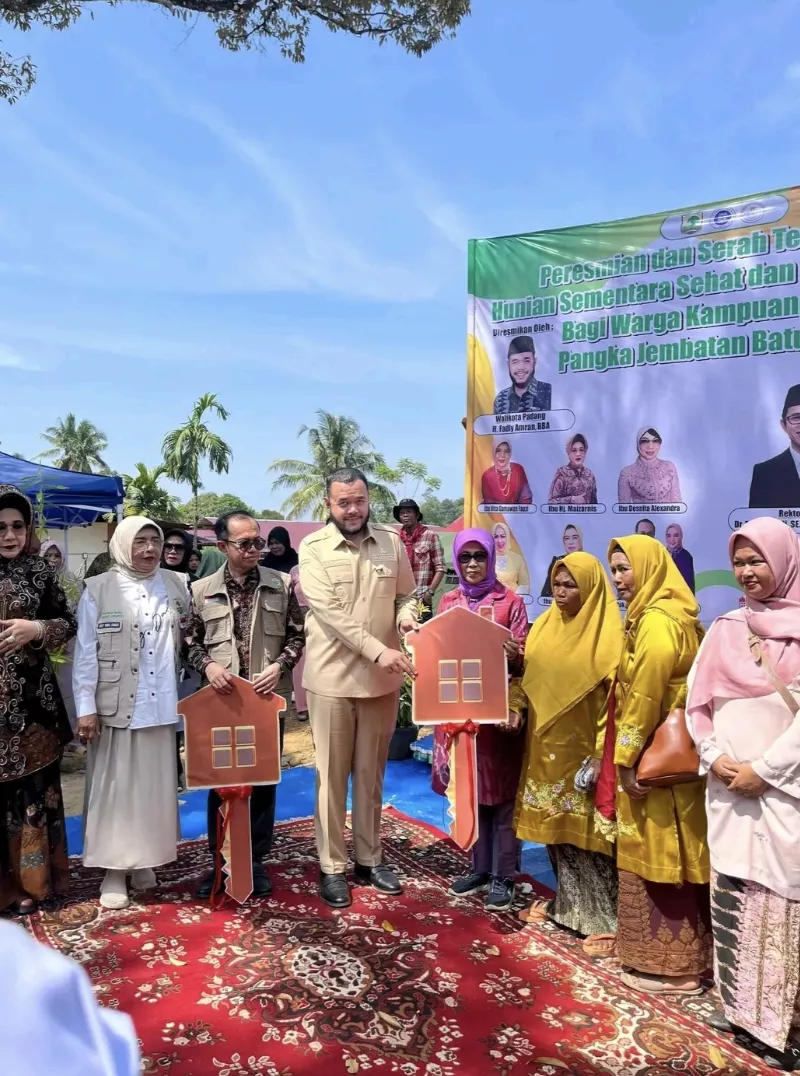 Fadly Amran Serahkan Hunian Sementara untuk Warga Terdampak Banjir Bandang Padang