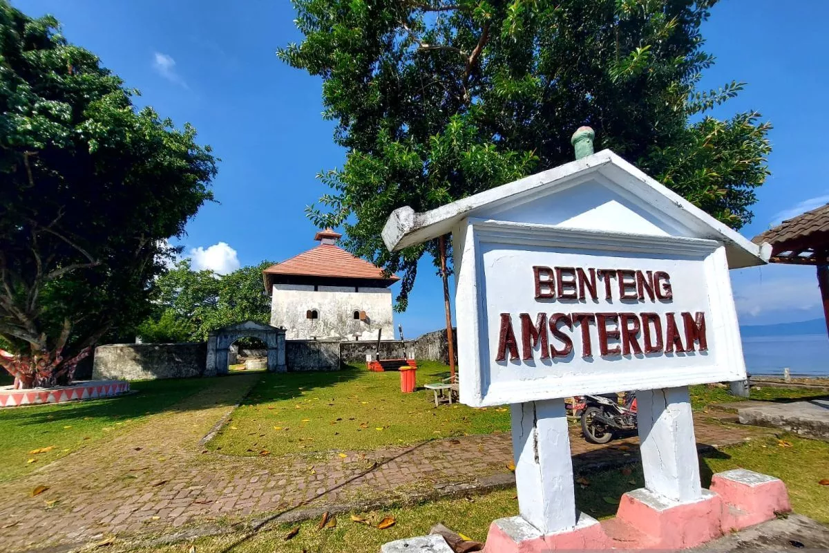 Benteng Amsterdam dan Pantai Pintu Kota, Jejak VOC di Ambon
