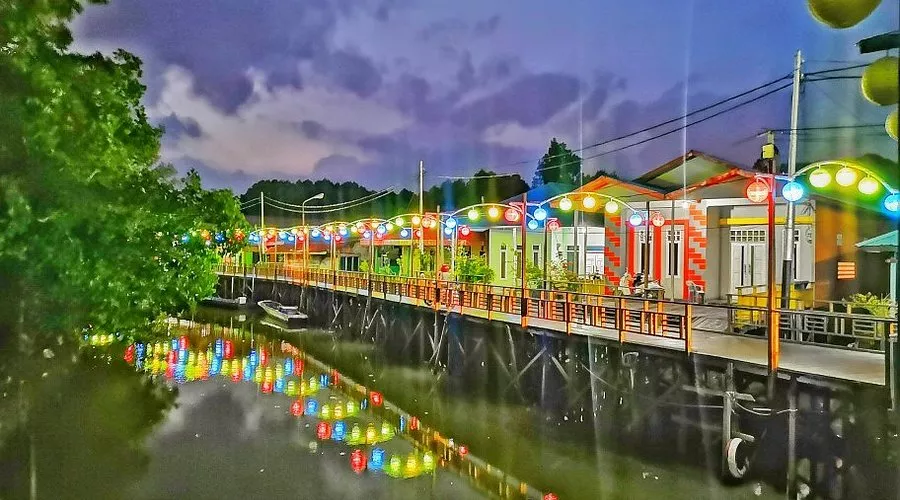 Romantisme Bontang Kuala: Menikmati Senja di Atas Pemukiman Air yang Ikonik