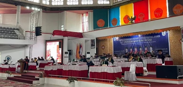 Perkuat Sinergi Akademik, Rektor UIN STS Jambi Hadiri Pengukuhan Enam Guru Besar Universitas Jambi