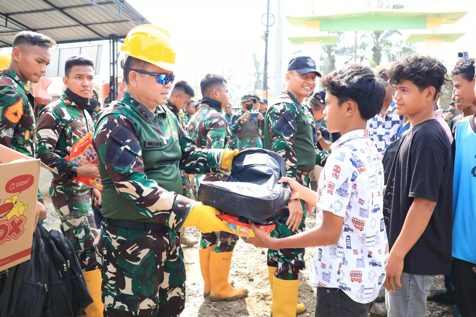 Gubernur AAU Bersama Taruna Turun Langsung Bersihkan Sekolah Pascabanjir Aceh Tamiang