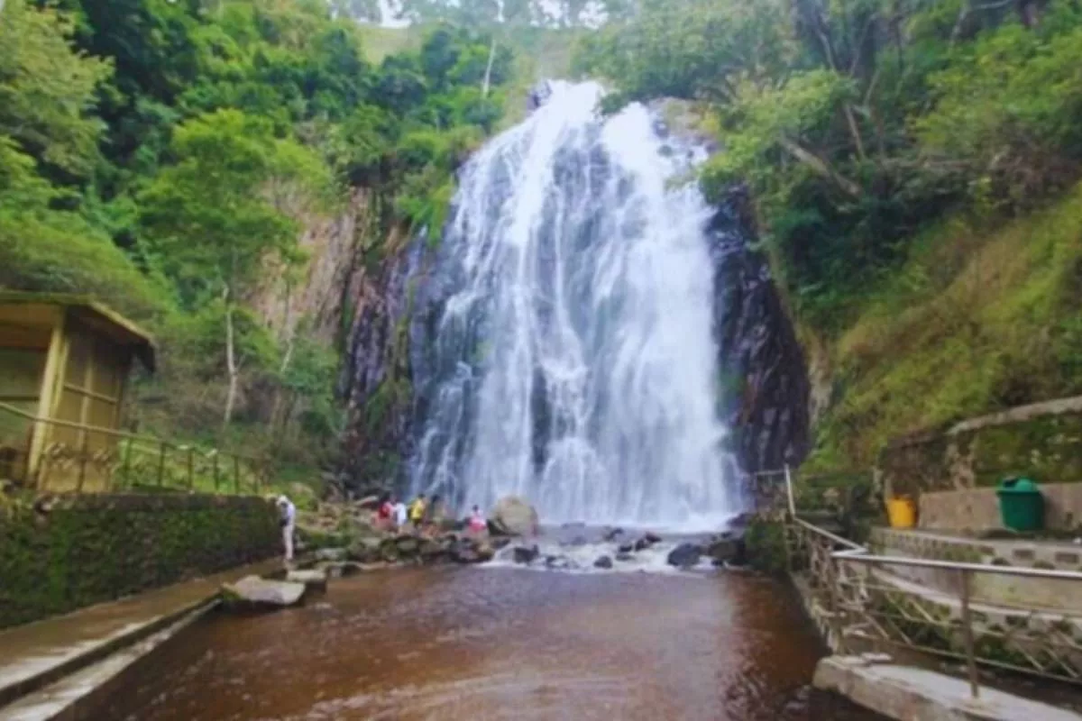 Rekomendasi Lokasi Wisata Air Terjun di Sumbar yang Terbaru Lokasi wisata air terjun di Sumbar menjadi daya tarik bagi wisatawan yang ingin menikmati keindahan alam sekaligus merasakan suasana yang tenang dan menyegarkan.  Pr