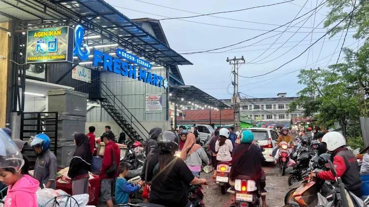 Semarak Toleransi: Jelang Imlek dan Ramadan, Warga Sintang Padati Pasar Masuka