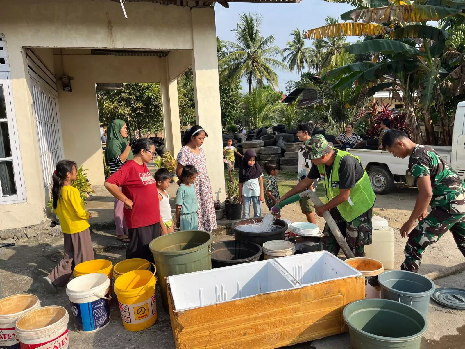 TNI AD Salurkan Air Bersih untuk Warga Terdampak Banjir Bandang di Padang