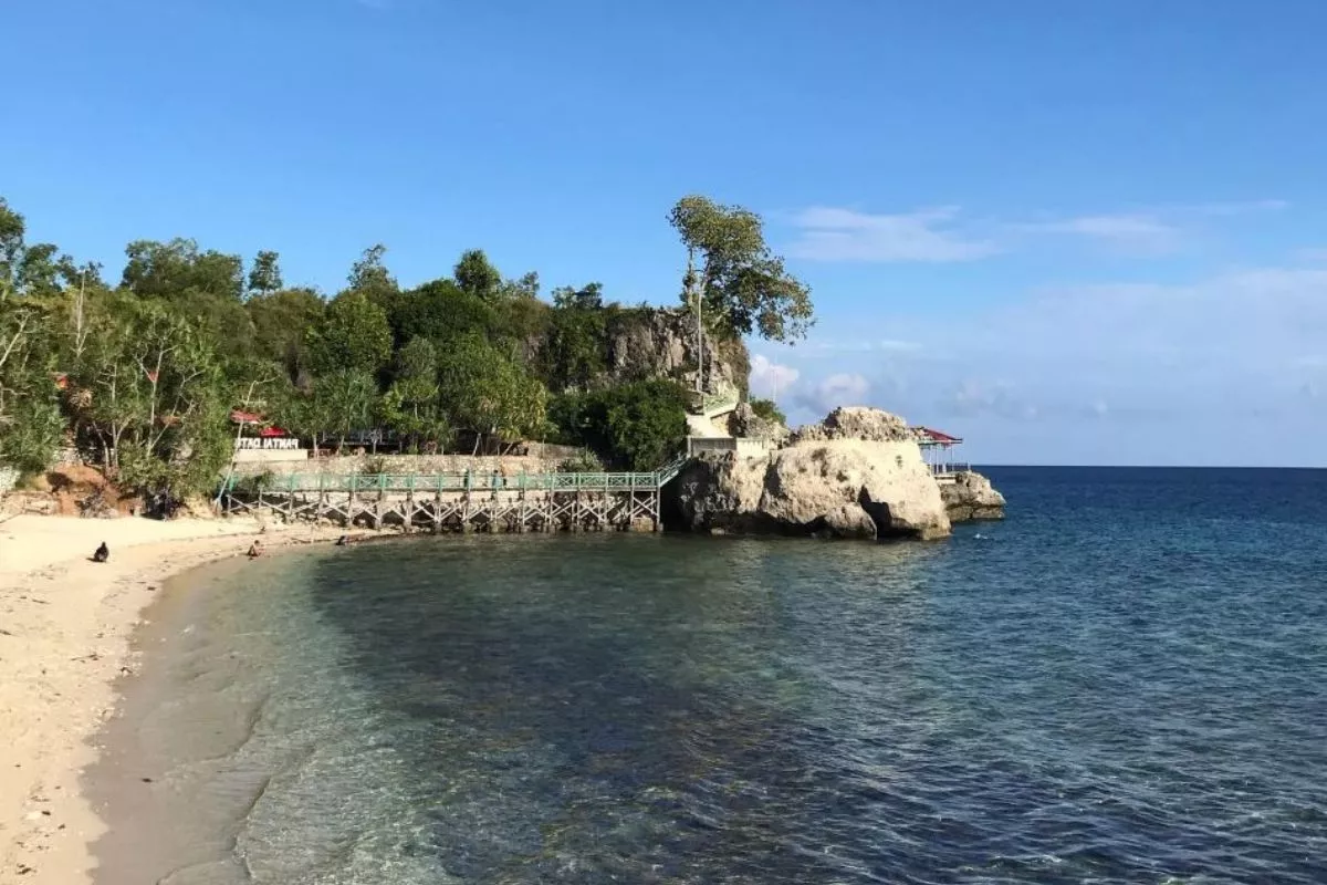 Pesona Pantai Sepi di Sulawesi Barat, Surga Tersembunyi