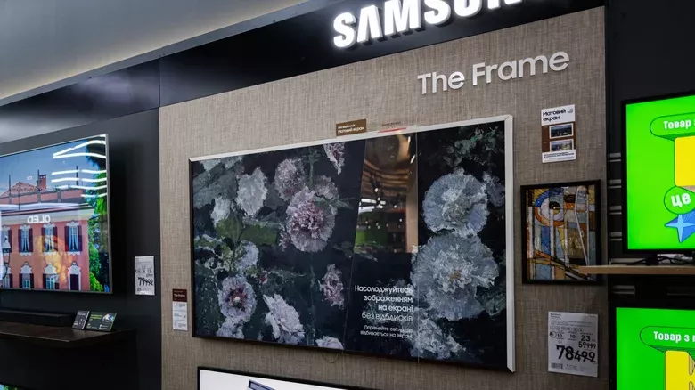 Ingin Tampilan Estetik Tanpa Harga Selangit? Ini 3 Alternatif Samsung The Frame Terbaik 2026