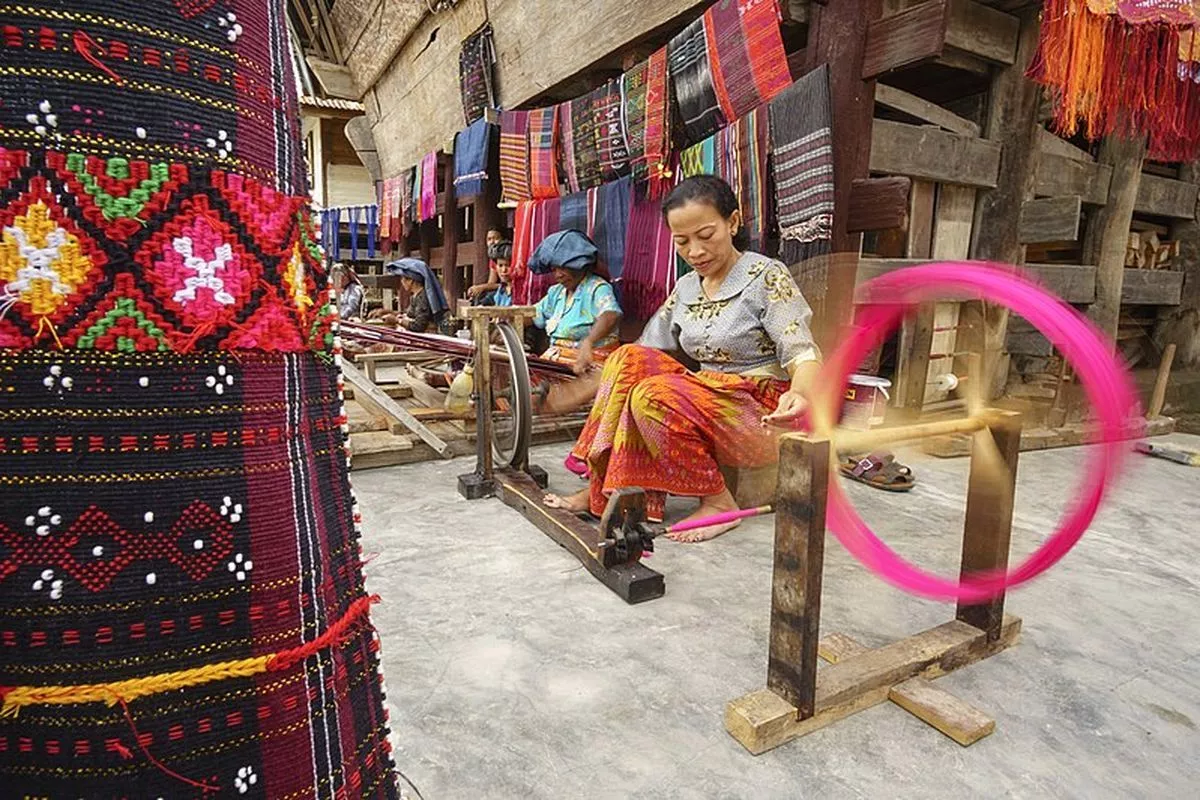 Sentra Pengrajin Ulos Asli Batak dan Cara Memilih Kain Tenun
