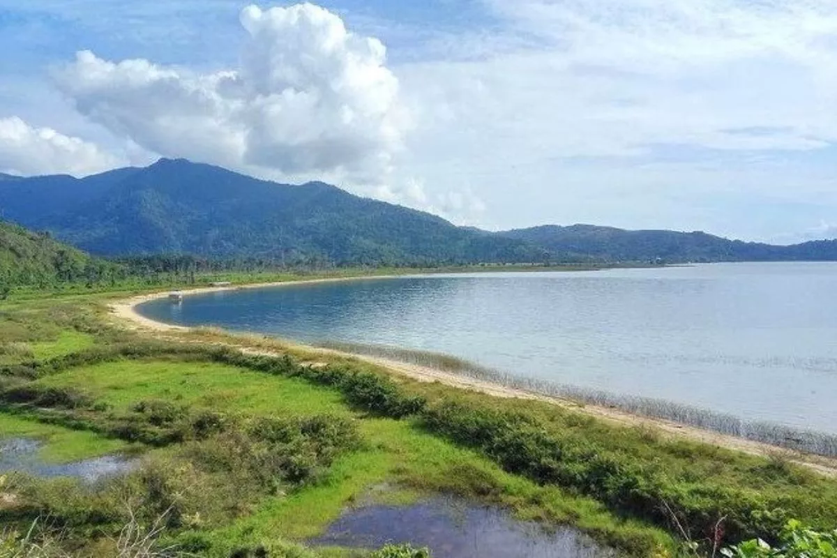 Danau Poso, Danau Terdalam di Indonesia dengan Pasir Kuning Keemasan